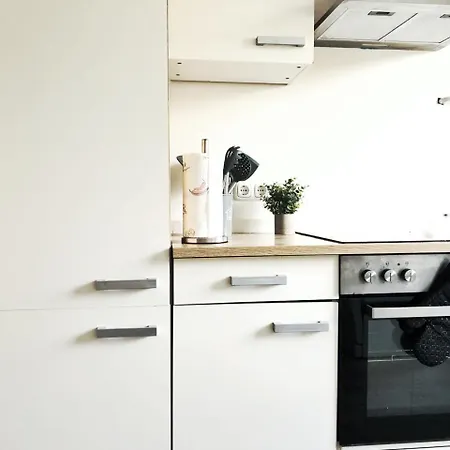 Apartment Aparments I Spaceous In Ber-reinickendorf, 1 Min. To Metro Station *