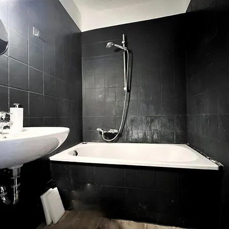 Apartment Aparments I Spaceous In Ber-reinickendorf, 1 Min. To Metro Station