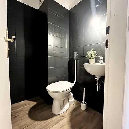 Aparments I Spaceous In Ber-reinickendorf, 1 Min. To Metro Station * Берлин