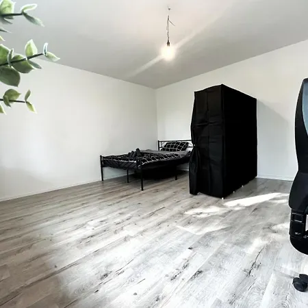 Aparments I Spaceous In Ber-reinickendorf, 1 Min. To Metro Station Apartment