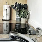 Aparments I Spaceous In Ber-reinickendorf, 1 Min. To Metro Station