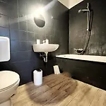 Aparments I Spaceous In Ber-reinickendorf, 1 Min. To Metro Station Apartament *