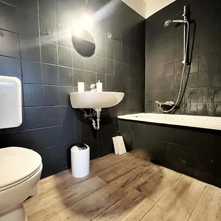 Aparments I Spaceous In Ber-reinickendorf, 1 Min. To Metro Station شقة *